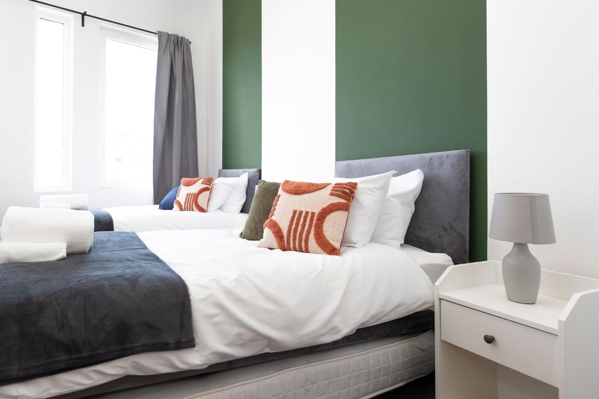 The Kingsway- 2 Bedroom Central Swansea Apartments By Stayright Extérieur photo